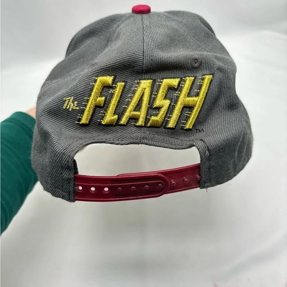 Flash DC Comics‎ hat gray and red color